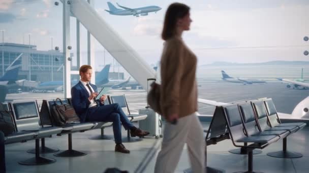 Businessman utilizza Tablet Computer in attesa al Terminal dell'aeroporto — Video Stock