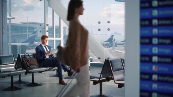 Empresario utiliza Tablet Computer Waiting en la Terminal del Aeropuerto — Vídeos de Stock