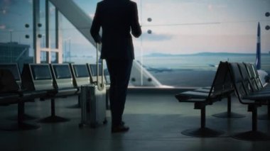 İşadamı, Havalimanı Terminalinde Bekleyen Tablet Bilgisayar kullanıyor