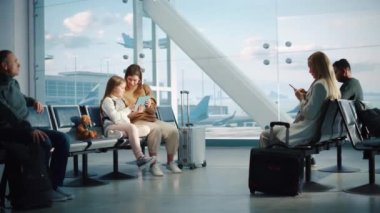 Anne ve Kızı, Havalimanı Terminalinde Bekleyen Tablet kullandılar