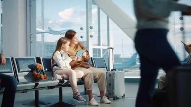 Anya és Daugher használja Tablet vár a repülőtér terminál — Stock videók