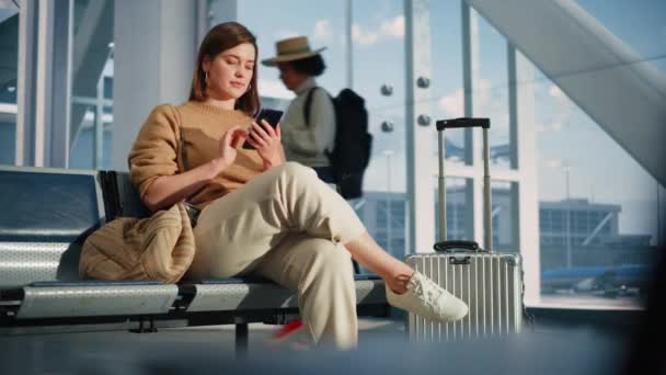 Slecht nieuws Vrouw die Smartphone gebruikt mist haar vlucht in Airport Terminal — Stockvideo