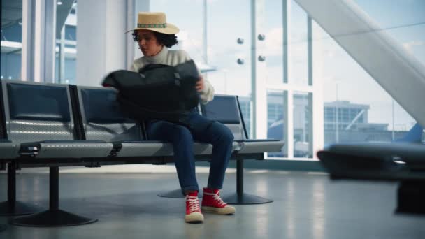 Mulher descansando no Terminal do Aeroporto — Vídeo de Stock