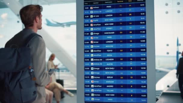 Аэропорт терминала прибытия дисплей — стоковое видео