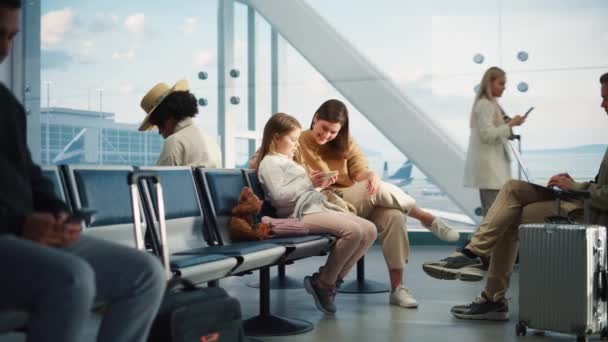 Pessoas esperando voo no terminal do aeroporto — Vídeo de Stock