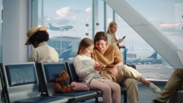 People Waiting Flight in Airport Terminal — Stock Video