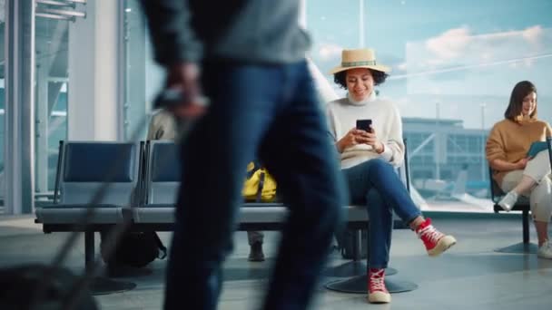 Pessoas esperando voo no terminal do aeroporto — Vídeo de Stock