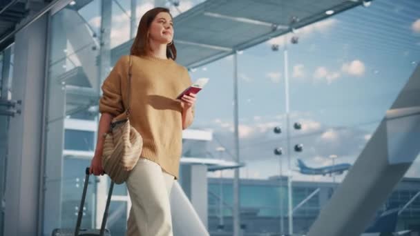 Vrouw gaat naar Gates met Ticket Airport Terminal — Stockvideo