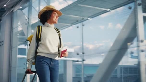 Γυναίκα πηγαίνει στις πύλες με Ticket Airport Terminal — Αρχείο Βίντεο