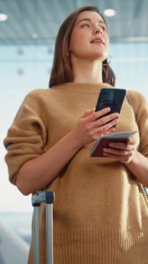Akıllı Telefon Kullanan Dikey Ekran Havalimanı Kadını