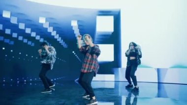 Animasyon Dijital Ekranının Önünde Üç Dansçı Gösteriyor