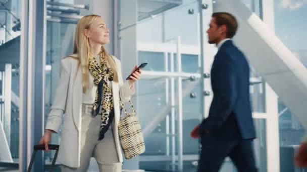 Geschäftsfrau geht mit Ticket-Flughafen-Terminal an Gates — Stockvideo