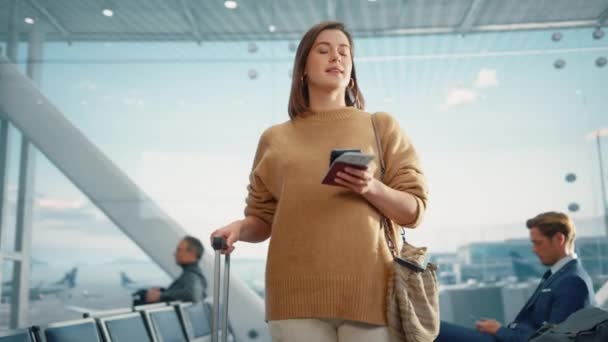空港ターミナルでスマホを使う女 — ストック動画