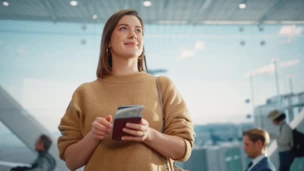 Γυναίκα χρησιμοποιώντας Smartphone στο αεροδρόμιο Terminal — Αρχείο Βίντεο