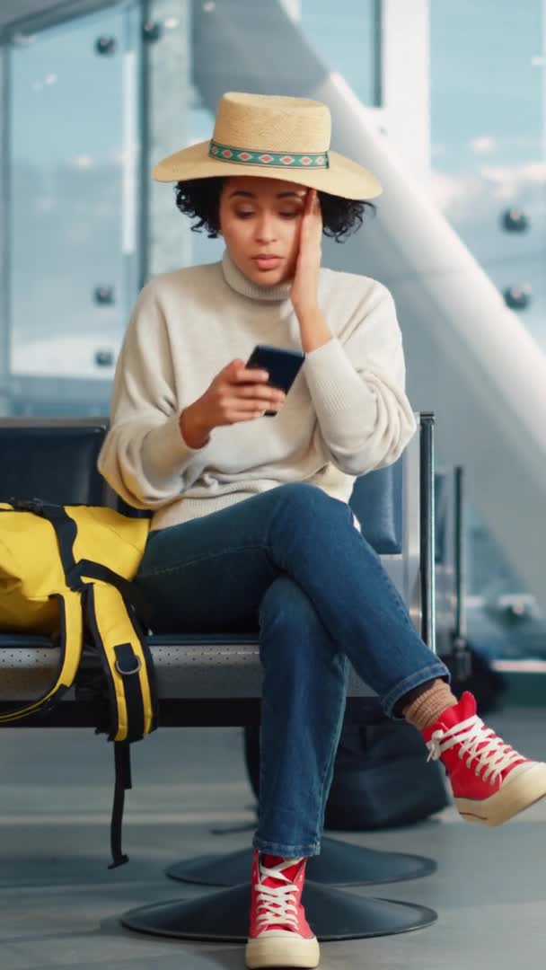 Függőleges képernyő Airport Woman Lekésett járat — Stock videók