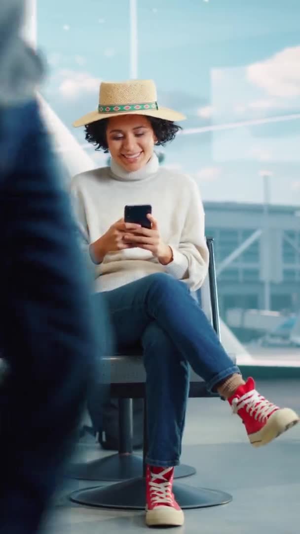 Tela Vertical Aeroporto mulher usando Smartphone — Vídeo de Stock