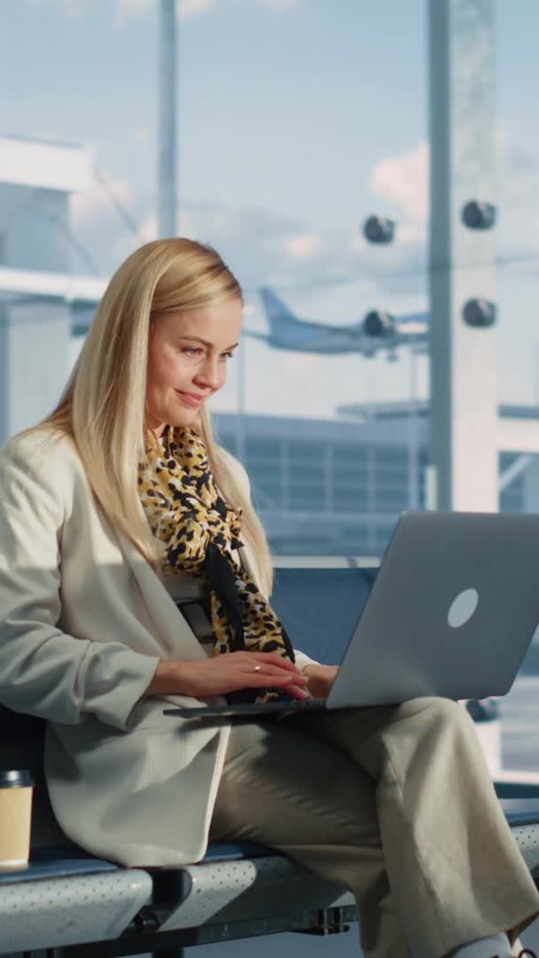 Dikey Ekran Havalimanı Kadın Laptop Kullanıyor — Stok video