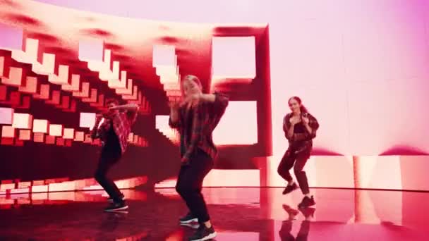 Três dançarinos realizando na frente da tela digital animada — Vídeo de Stock