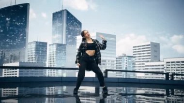 Renkli Dijital Ekranın Önünde Kadın Dansçı