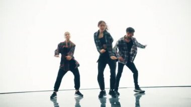 Animasyon Dijital Ekranının Önünde Üç Dansçı Gösteriyor