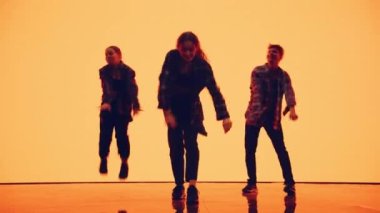 Animasyon Dijital Ekranının Önünde Üç Dansçı Gösteriyor