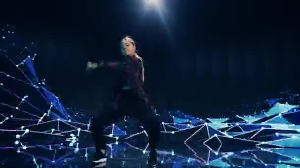 カラーデジタル画面の前で踊る女性ダンサー — ストック動画