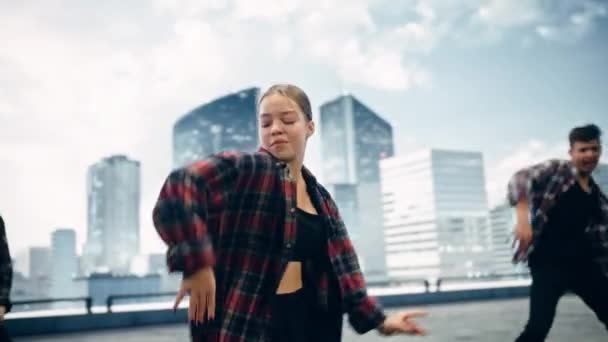 Lähikuva kolme tanssijaa suorittavat edessä animoitu digitaalinen näyttö — kuvapankkivideo