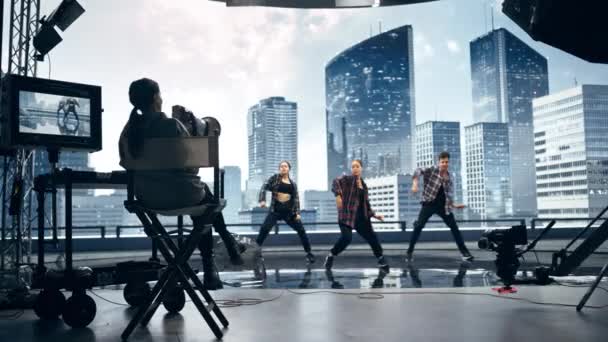 Bastidores três dançarinos realizando na frente da tela digital animada — Vídeo de Stock