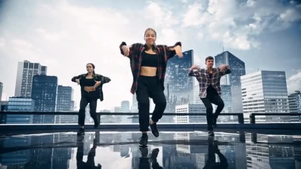 Drie dansers optreden in de voorkant van Animated Digital Screen — Stockvideo