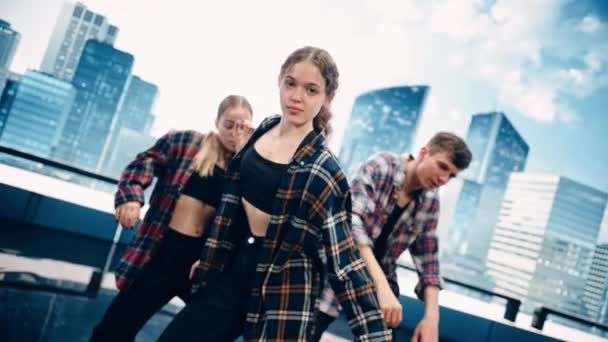Närbild Tre Dansare Utför framför Animerad Digital Skärm — Stockvideo