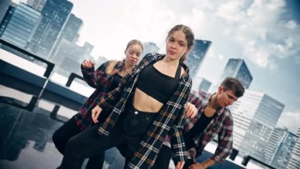 Animasyon Dijital Ekranının Önünde Üç Dansçıyı Kapat — Stok video