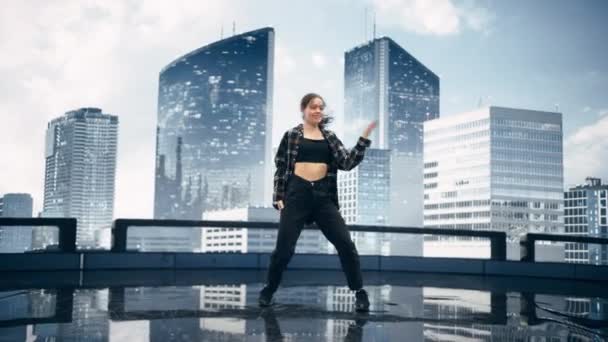 Tancerka występująca przed kolorowym ekranem cyfrowym — Wideo stockowe