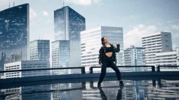Kvinnlig dansare uppträder framför färgad digital skärm — Stockvideo