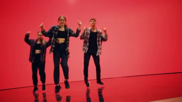 Tres bailarines que actúan delante de la pantalla digital animada — Vídeos de Stock
