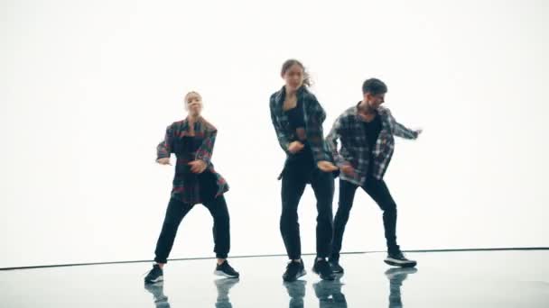 Három táncosok fellépő előtt animációs digitális képernyő — Stock videók