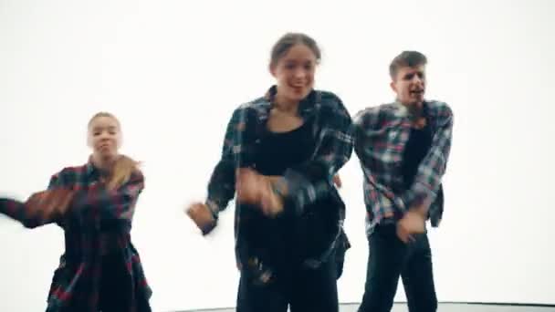 Fechar três dançarinos realizando na frente da tela digital animada — Vídeo de Stock