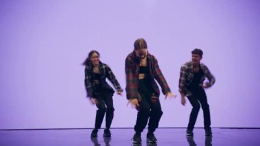 Animasyon Dijital Ekranının Önünde Üç Dansçı Gösteriyor