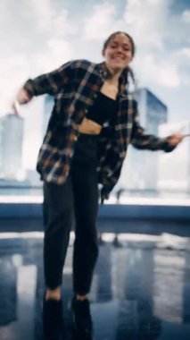 Dikey Ekran Kadın Dansçısı Renkli Dijital Ekranın Önünde Oynuyor