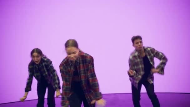 Κοντινό πλάνο Τρεις Χορευτές Εκτέλεση μπροστά από κινούμενη ψηφιακή οθόνη — Αρχείο Βίντεο