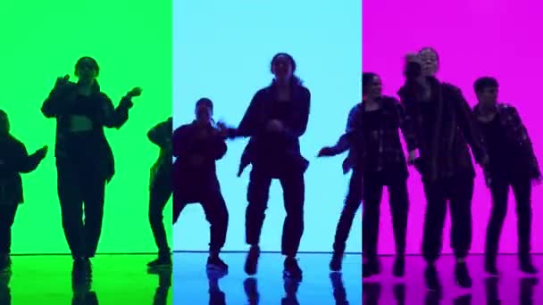 Táncosok montázsa animációs digitális vetítővászon előtt — Stock videók