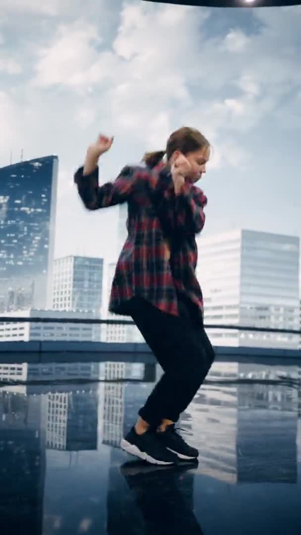 Függőleges képernyő Női Táncos Előadó előtt színes digitális képernyő — Stock videók