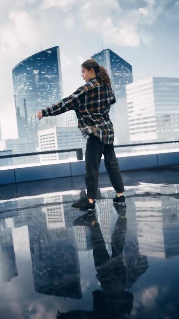 在彩色数码银幕前表演的垂直银幕女舞蹈演员 — 图库视频影像