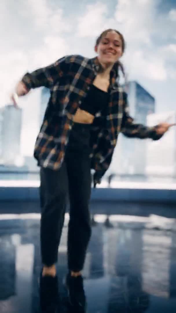 수직 스크린 (Vertical Screen) 여성 댄서가 컬러 디지털 스크린 앞에서 공연 — 비디오