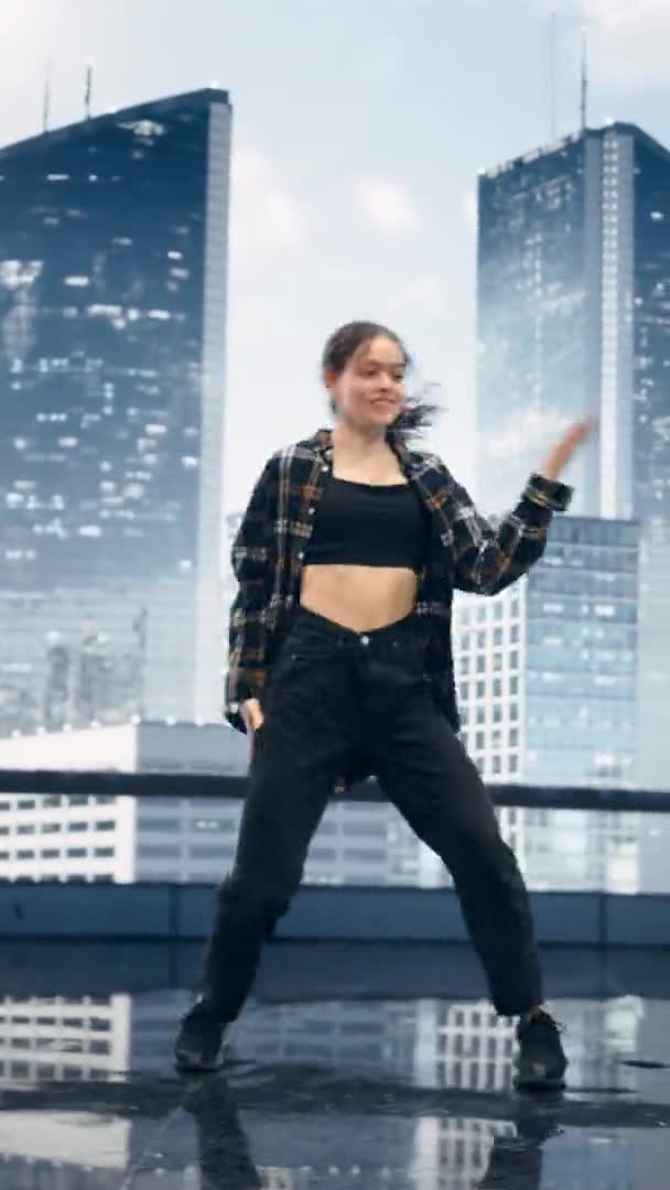 수직 스크린 (Vertical Screen) 여성 댄서가 컬러 디지털 스크린 앞에서 공연 — 비디오