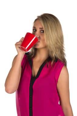 Genç bir kadın elinde bardak tutuyor.