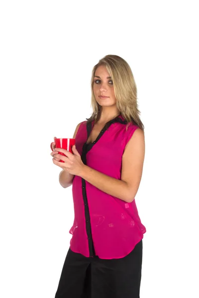 Ung kvinna som håller en kopp — Stockfoto