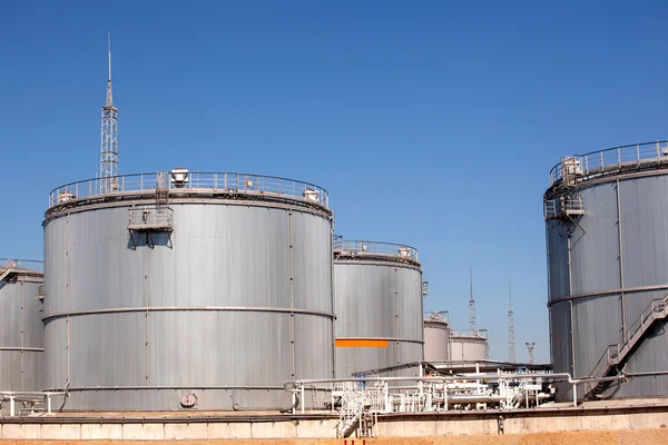 Tanques de almacenamiento frente al cielo azul —  Fotos de Stock