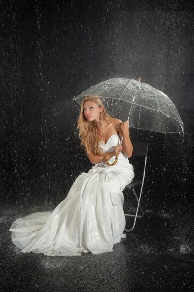 Panna młoda z parasol w deszczu w studio — Zdjęcie stockowe