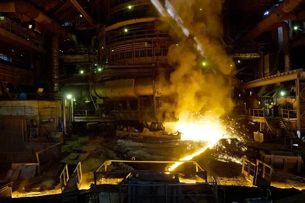 Smelten metal in werkplaats — Stockfoto
