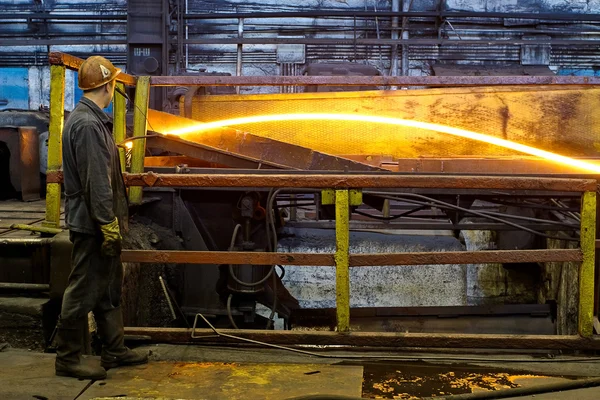 Arbeiter kümmern sich um Ausrüstung in der stahlproduzierenden Werkstatt — Stockfoto